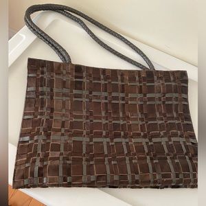 Beautifully woven leather handbag. Very lightweight.